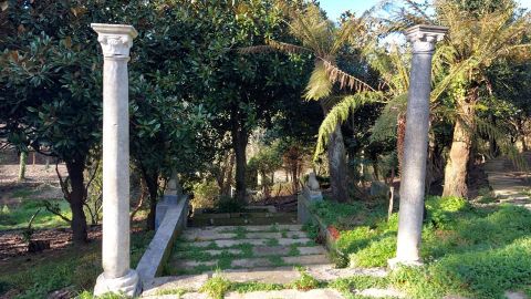 Columnas en el jardn de la Fonte Baixa, en Luarca