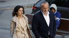 Mar�a Pan y �scar Garc�a Pati�o, exalcaldes de Cambre de UxC, a su entrada en los juzgados para declarar.