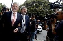 Pablo Crespo, acompaado de su abogado, acude a declarar en Valencia en mayo del 2013.