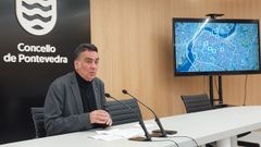 G�mez Xunqueira, con un plano al fondo que recoge la ubicaci�n de los dispositivos que pedir�n en tr�nsito peatonal en Pontevedra