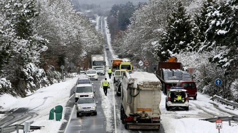 La nieve dificulta la circulacin por la N-640 a la altura del kilmetro 84 provocando grandes retenciones. 