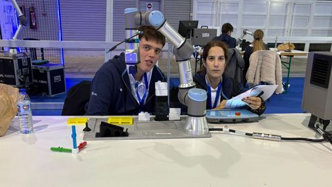 David Fernndez y Sandra Puente, estudiantes del CIFP Ferrolterra, participan en la especialidad de robtica colaborativa en la categora de demostraciones