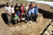 Imaxe dos participantes nas catas e a vivenda descuberta.
