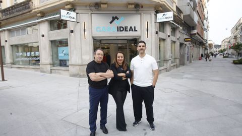 Los tres socios de Casa Ideal delante del local