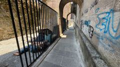 Uno de los indigentes que pernoctan en los Arcos de San Bartolom�, en Pontevedra