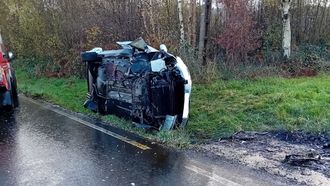 El coche golpe contra la entrada a una finca, cementada, y despus dio una vuelta de campana