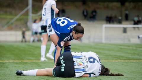 Sheila y una rival durante el Real Oviedo-Atl�tico Baleares