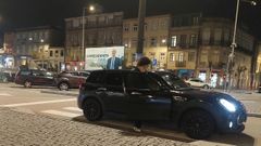 Un vehculo VTC recoge a un usuario en una cntrica plaza de Oporto.