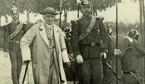 Len XIII caminando por los jardines del Vaticano