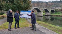 Los tcnicos explicaron al alcalde de Leiro, Juan Jos Fernndez, y al delegado de la Xunta, Gabriel Aln, las actuaciones previstas en el puente Esperela