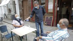 La nueva norma conlleva la obligaci�n de llevar la mascarilla en todo momento y solo se puede retirar en el momento preciso de consumir