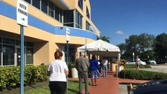 Una fila de votantes esperaban este viernes turno para depositar su  anticipado en la sede del Departamento de Elecciones del Condado de Miami-Dade