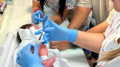 El pequeo Liam recibe el anticuerpo contra el VRS en Ferrol