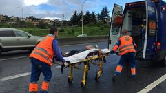 Herida en el accidente entrando en la ambulancia 