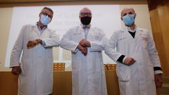 El profesor William McKenna (en el centro), reconocido como visitante ilustre del Chuac. En la foto, entre el gerente del �rea sanitaria de A Coru�a, Luis Verde, y el director de hospitalizaci�n y urgencias, Pedro Marcos Rodr�guez