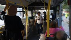 Usuarios del transporte urbano este martes en uno de los buses del servicio municipal.