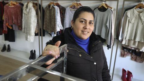 Yeinet, en la tienda solidaria que Dignidad tiene en Canido, donde colabora como voluntaria