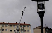 <span lang= es-es >Simulacros</span>. El plan establece la realizaci�n de simulacros para hacer frente a cualquier riesgo y detalla el material disponible, como el de los bomberos, que ayer hicieron pr�cticas en su parque.