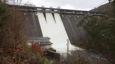 La presa�de A Ribeira, con varios aliviaderos abiertos para desembalsar parte del agua acumulada