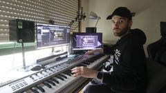 Carlos Lij�, durante una prueba del programa en su estudio.