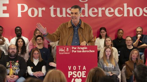 Una mujer insulta a Pedro S�nchez durante un mitin en Teruel al grito de �hijo de puta�