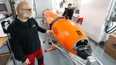Pablo Rodr�guez y H�ctor S�nchez sobre el AUV de m�s de seis metros y 1.500 kilos.