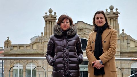 Juana Ageitos y Natalia Gonz�lez, ante la Plaza de Abastos.