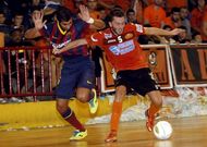Iago M�guez esconde el esf�rico ante la presi�n del jugador barcelonista Gabriel.