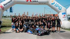 El equipo de alumnos de la UVigo con el UM25 compitiendo en Croacia el pasado verano.