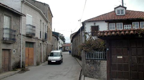 El actual puente hace pasar el trfico rodado entre las casas en una zona en la que apenas hay ancho ni para aceras