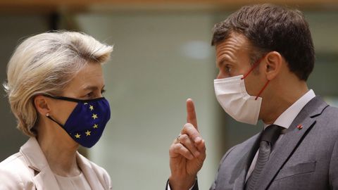 La presidenta de la Comisi�n Europea, Ursula von der Leyen, y el presidente de Francia, Emmanuel Macron, este viernes, en Bruselas