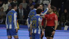 Los jugadores del D�por, protestando al equipo arbitral al t�rmino del partido de Liga ante el Racing de Santander.