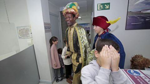 Sus majestades los Reyes Magos de Oriente visitaron la delegacin de La Voz de Galicia en Pontevedra