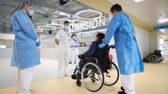 Sanitarios atienen a los primeros pacientes del hospital de emergencias Enfermera Isabel Zendal, de Madrid