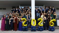 Foto de grupo de alumnos de BAC del IES de Foz posando en la fachada del centro en su fiesta de graduaci�n