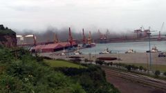 Nube de polvo de carbn sobre el puerto de El Musel