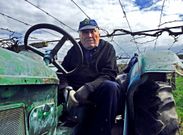 Daniel Casalderrey, natural de Portas, ayer, a bordo de su tractor en sus vi�edos de Bai�n. 