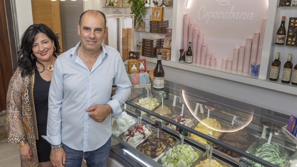 Bego�a Rodr�guez y Jos� Manuel Iglesias, al frente de la helader�a artesanal Copacabana