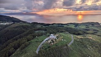 Vista a�rea del Sem�foro de Bares y la Vila (a la izquierda),�con el sol poni�ndose sobre el Atl�ntico