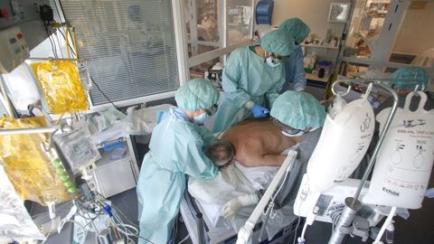 En la imagen de archivo, un paciente con covid en la uci del Marcide