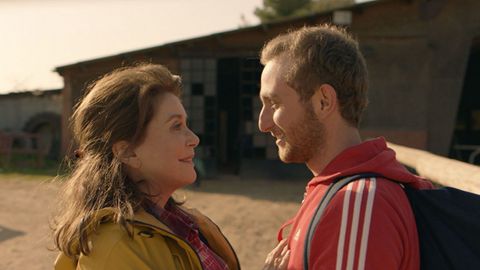 Deneuve y Kacey Mottet Klein, en una escena del filme de T�chin�