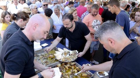 AGOSTO / FESTA DO GALO PIÑEIRO DE O PINO: Se lleva a cabo, tradicionalmente, el primer fin de semana del mes. Además de exposiciones de la raza autóctona y la degustación, hay una muestra caballar paralela y celebración celta. Un tres en uno.