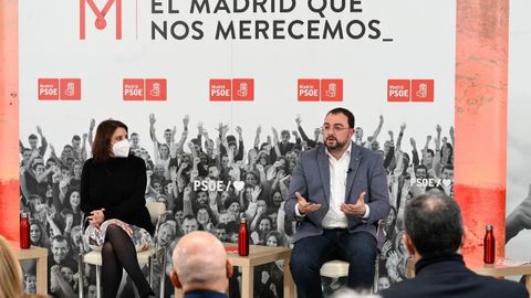 Adriana Lastra y Adri�n Barb�n, durante el acto en Madrid