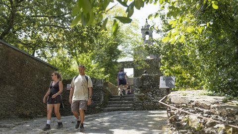 Los visitantes entraban y salían del monasterio de Caaveiro con normalidad, durante la jornada de ayer