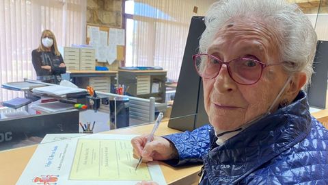 Avelina Su�rez Ortiz firma su t�tulo de Perito Mercantil a sus 96 a�os