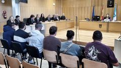 Acusados y abogados, durante la vista en la sala de vistas de la plaza dos de la secci�n penal de Ourense