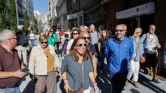 La alcaldesa de A Coru�a, In�s Rey, con el resto de participantes durante la ruta vecinal.