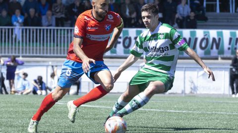 scar Martn, del Barco, en una accin en el partido contra el Paiosaco.