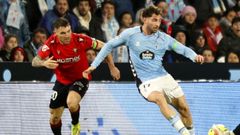 Javi Gal�n, ahora jugador c�ltico, con Javi Rueda, durante el Celta-Osasuna del pasado febrero.