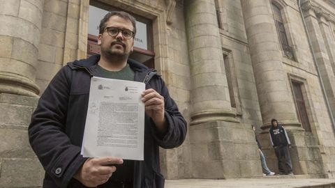 Enrique Maestu con la denuncia, delante de la Facultade de Historia de Santiago, donde realizó una estancia de investigación. La foto se realizó en febrero
